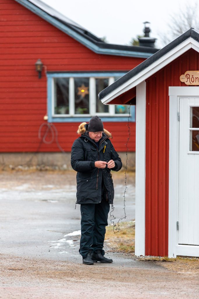 Busskuren får julpynt